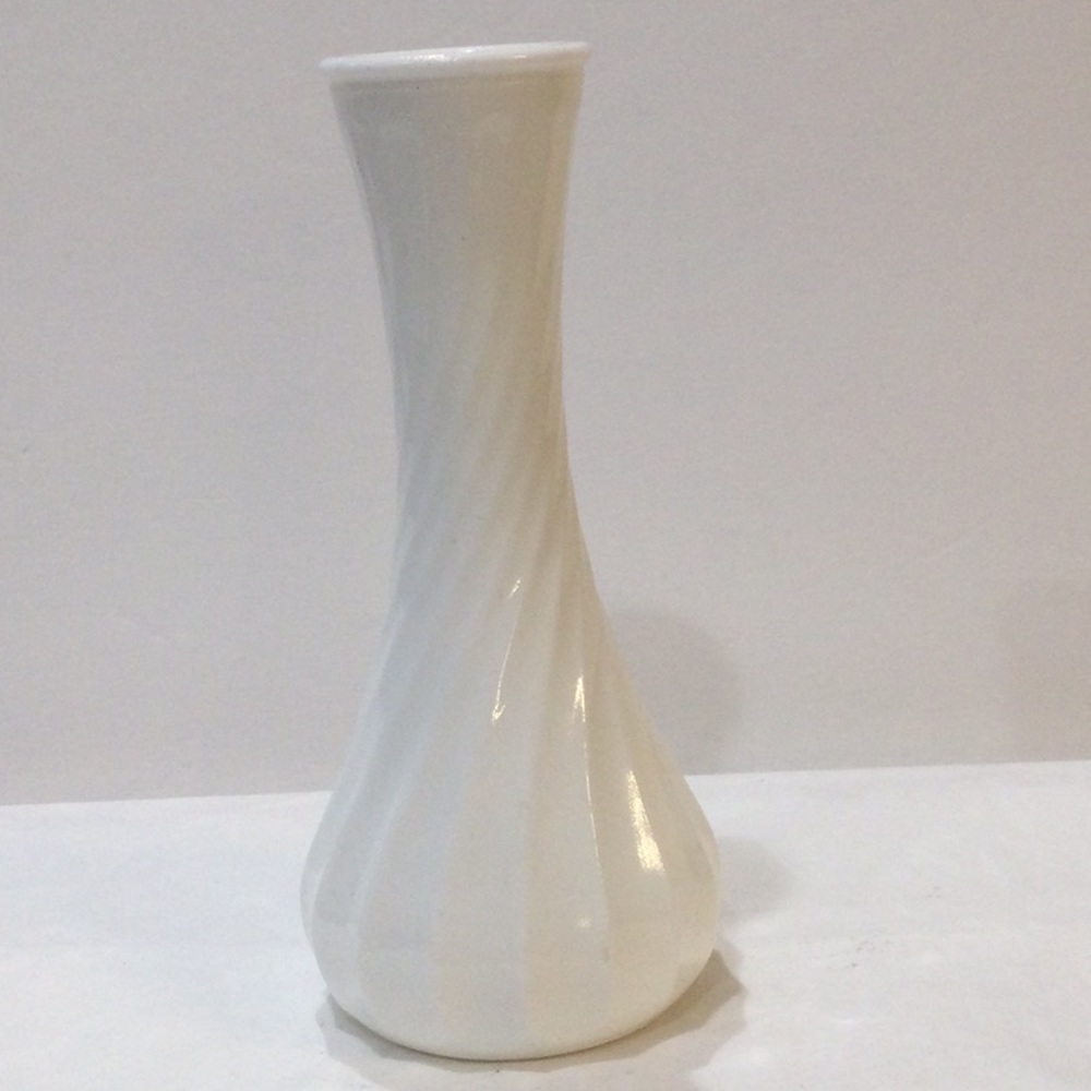 Vintage milk glass Hoosier vase, excellent vintage condition